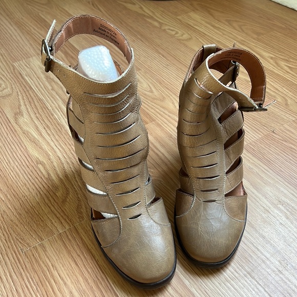 Buckle cutout booties - Picture 2 of 8